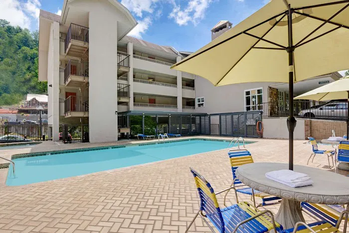 Days Inn by Wyndham Gatlinburg On The River 4