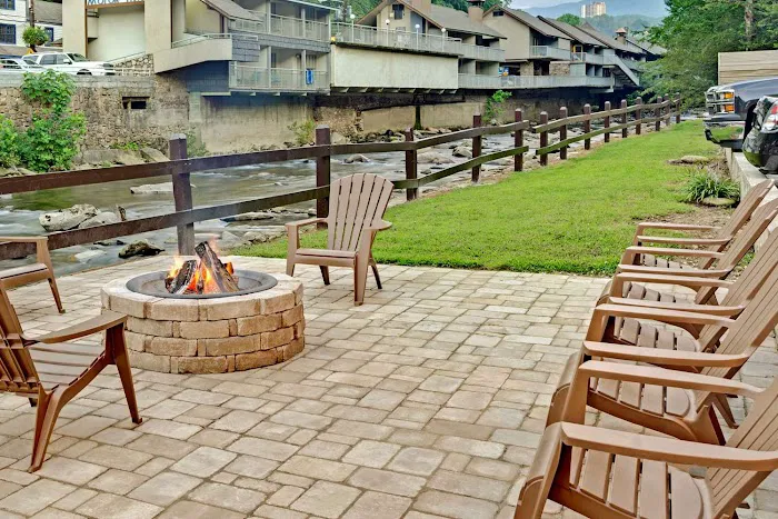 Days Inn by Wyndham Gatlinburg On The River 4
