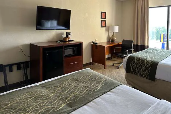 Comfort Inn & Suites 4