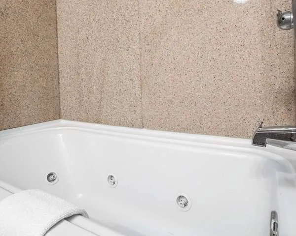 Comfort Inn & Suites 4