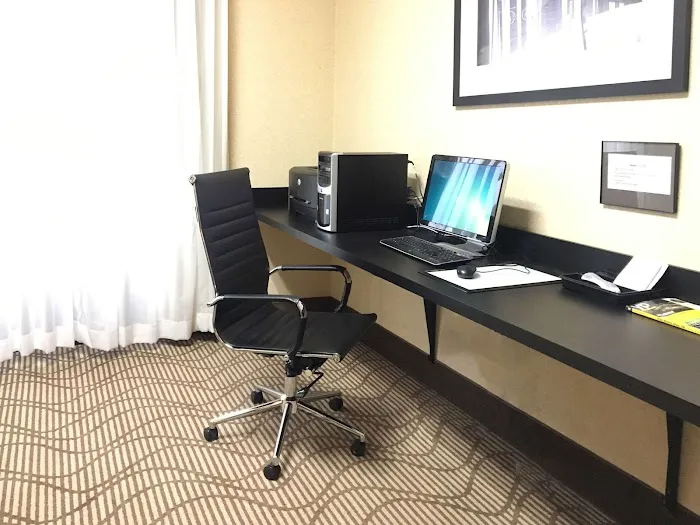 Comfort Inn & Suites 4