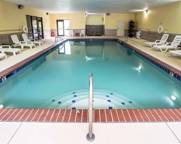 Comfort Inn & Suites 4