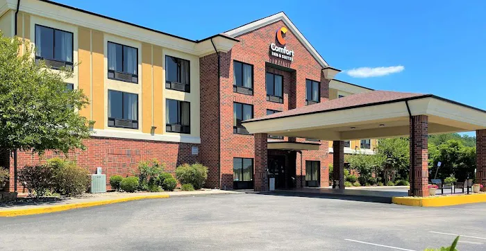 Comfort Inn & Suites 4