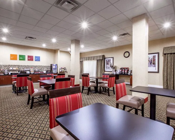 Comfort Inn & Suites 4