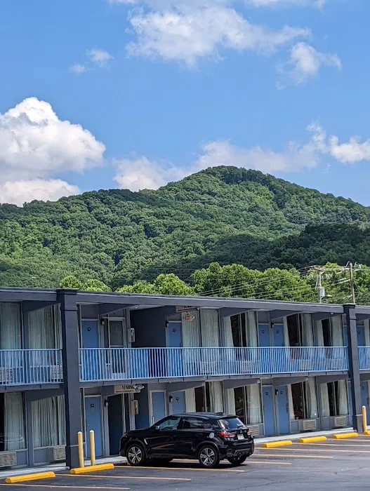 Super 8 by Wyndham Black Mountain 4