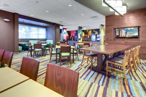 Econo Lodge Biltmore 4