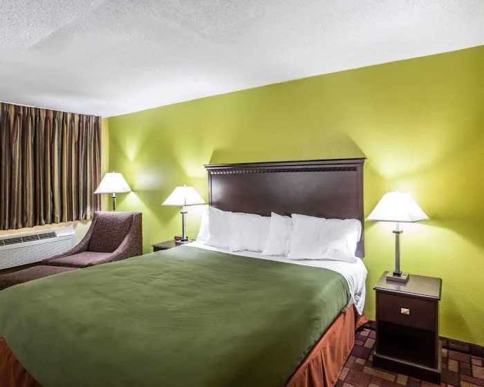 Econo Lodge Biltmore 4