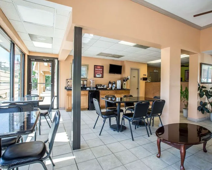 Econo Lodge Biltmore 4