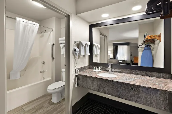 Quality Inn 4