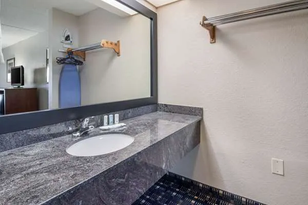 Quality Inn 4