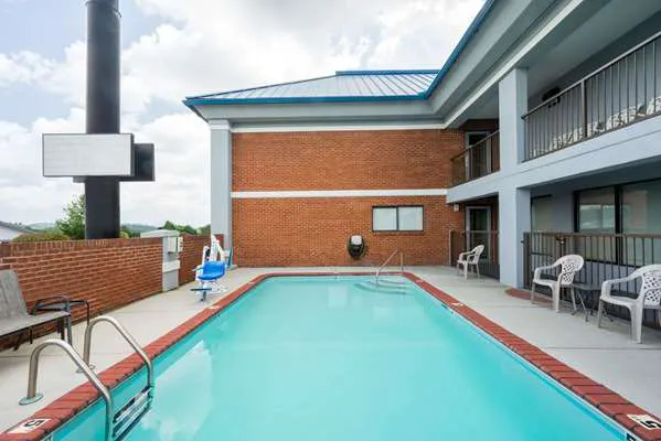 Super 8 by Wyndham Dandridge 4