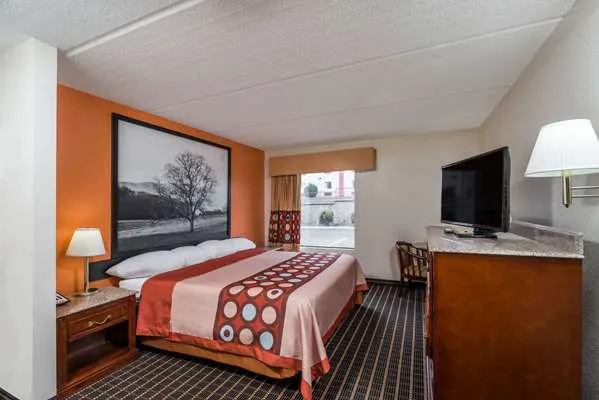Super 8 by Wyndham Dandridge 4