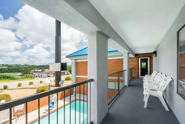 Super 8 by Wyndham Dandridge 4