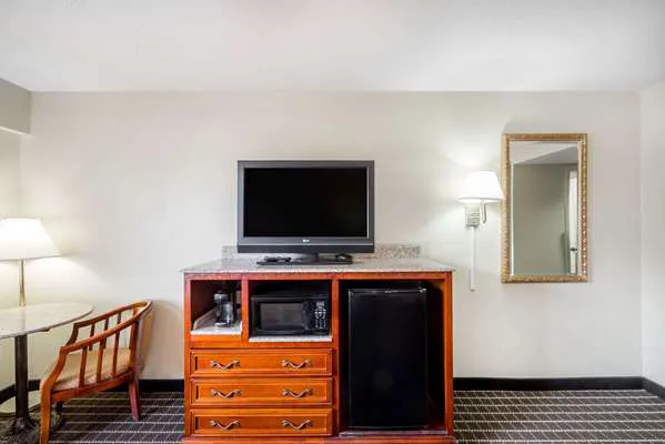 Super 8 by Wyndham Dandridge 4