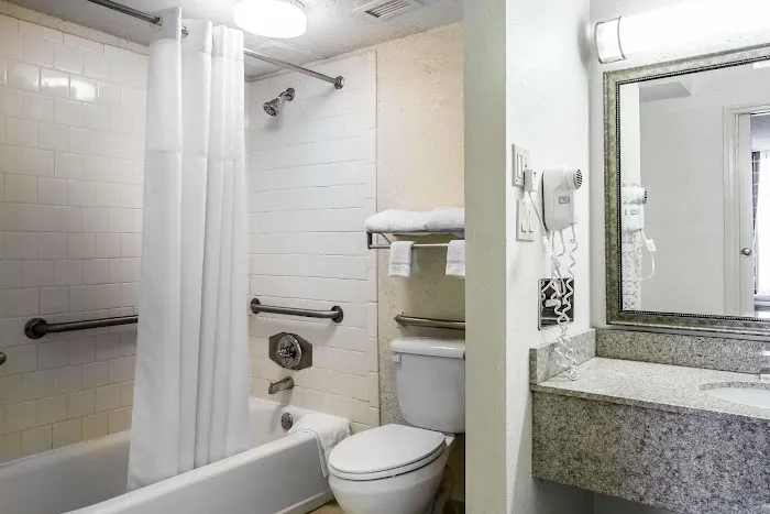 Quality Inn 4