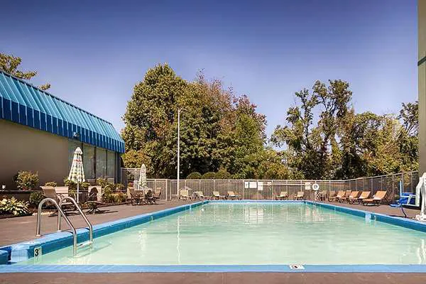 Days Inn & Suites by Wyndham Johnson City 4