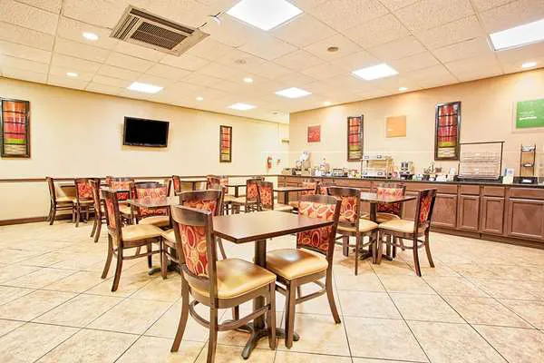 Days Inn & Suites by Wyndham Johnson City 4