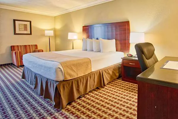 Days Inn & Suites by Wyndham Johnson City 4