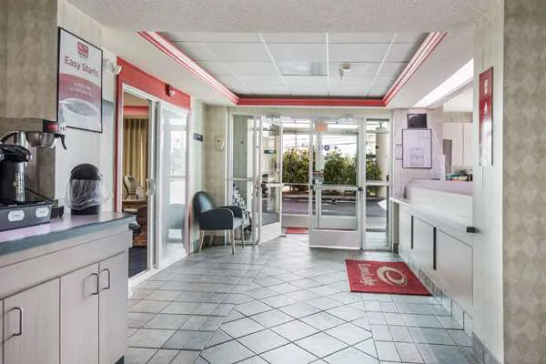 Econo Lodge 4