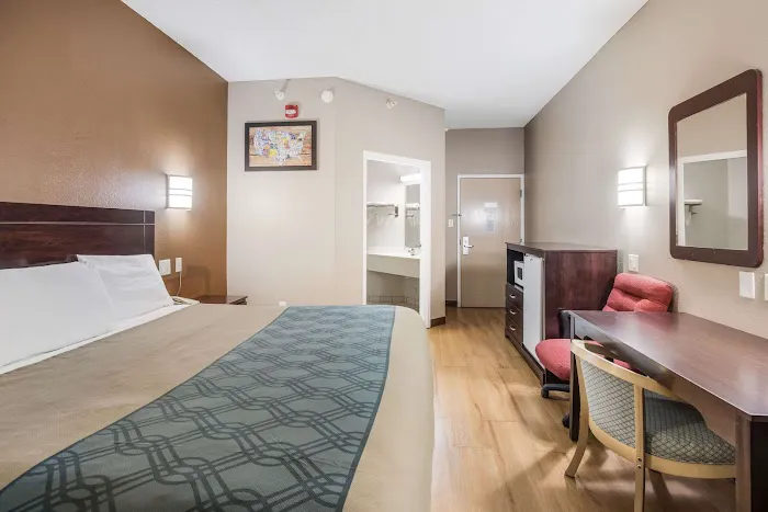 Econo Lodge 4