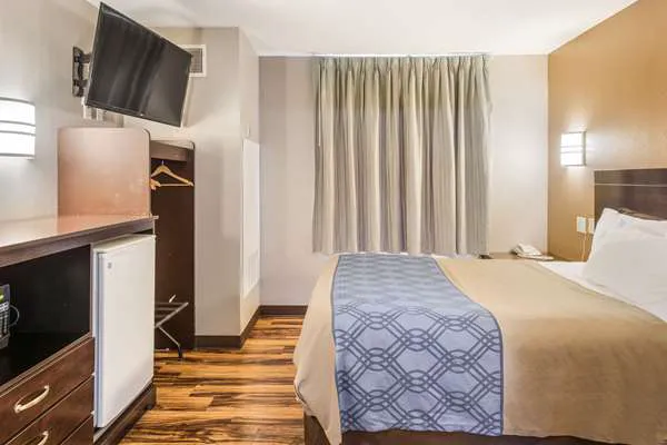 Econo Lodge 4