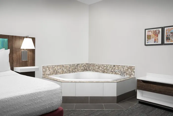Hampton Inn Dandridge 4