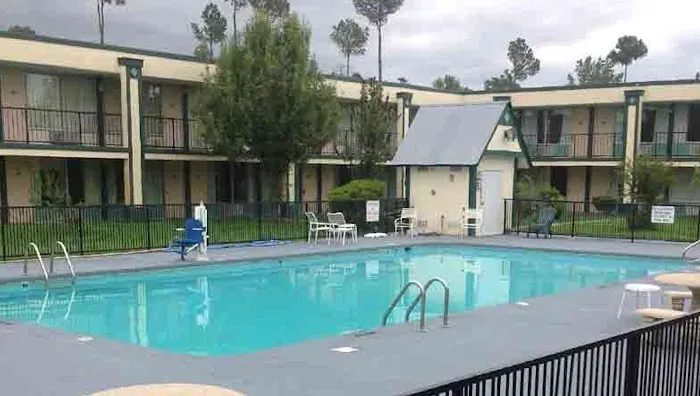Super Inn & Suites by OYO Milledgeville 4
