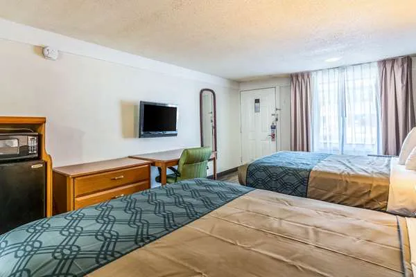 Econo Lodge 4