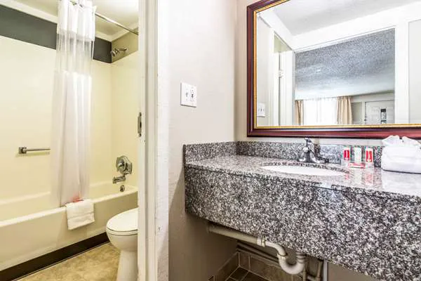 Econo Lodge 4