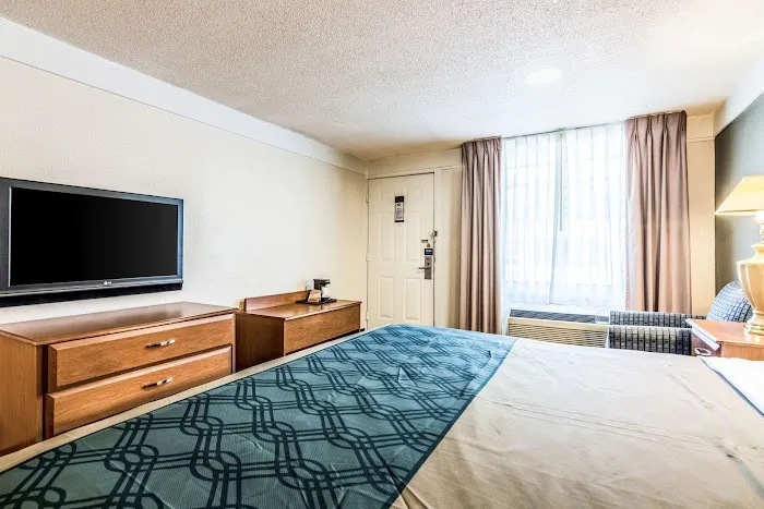 Econo Lodge 4
