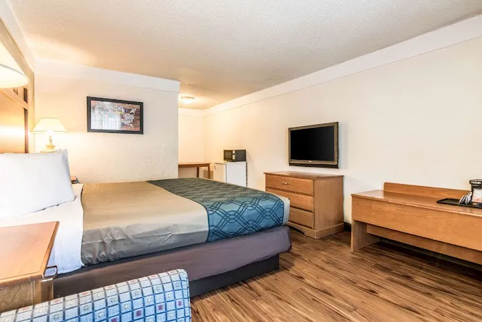 Econo Lodge 4
