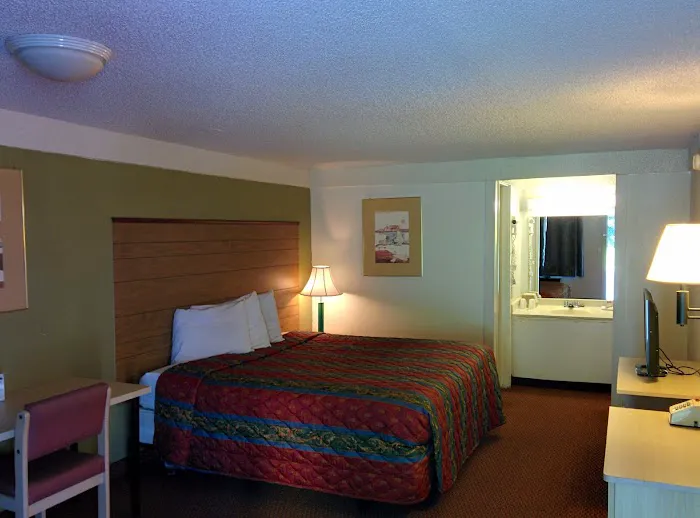 Red Carpet Inn & Suites 4