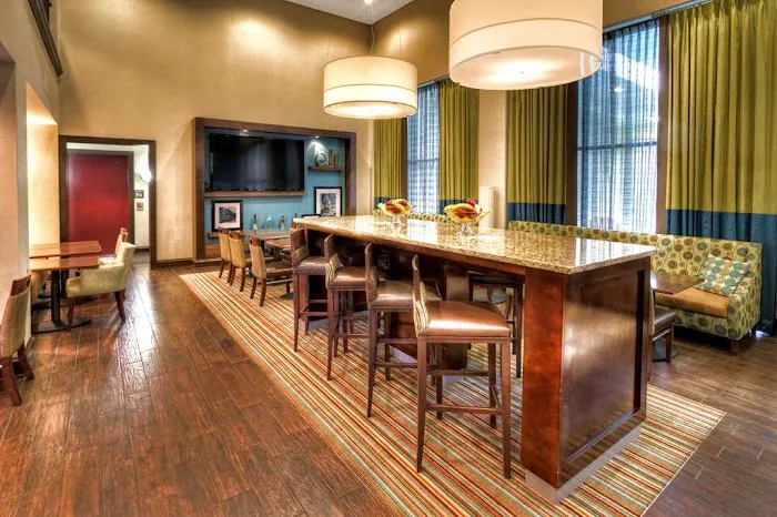Hampton Inn Marion 4