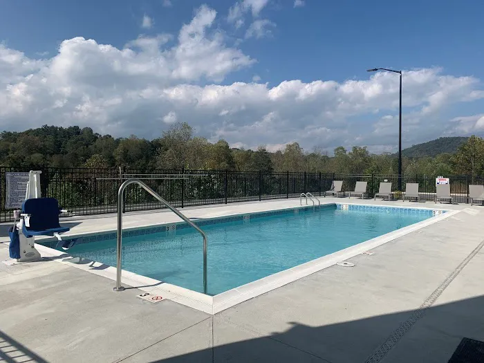 Holiday Inn Express & Suites Marion by IHG 4