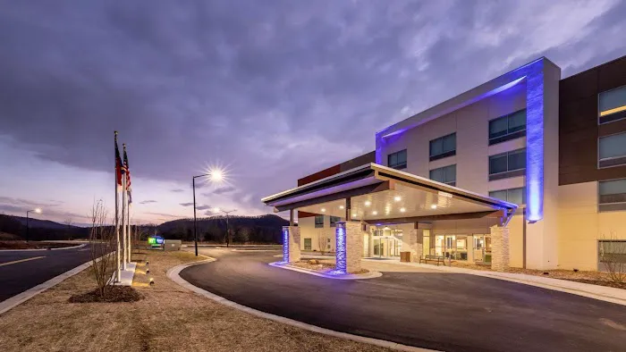 Holiday Inn Express & Suites Marion by IHG 4