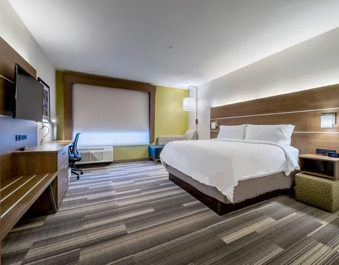 Holiday Inn Express & Suites Marion by IHG 4