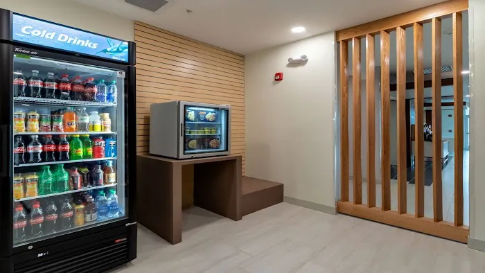 Holiday Inn Express & Suites Marion by IHG 4