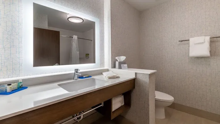 Holiday Inn Express & Suites Marion by IHG 4