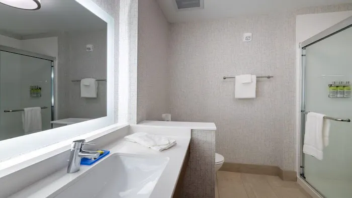 Holiday Inn Express & Suites Marion by IHG 4
