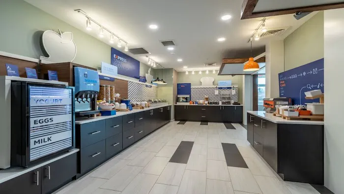 Holiday Inn Express & Suites Marion by IHG 4