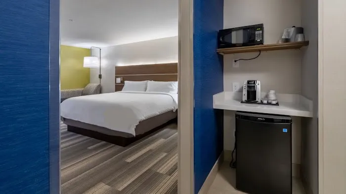 Holiday Inn Express & Suites Marion by IHG 4