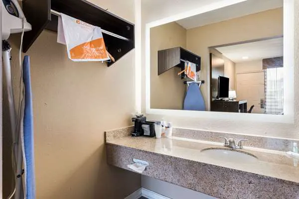 Quality Inn 4