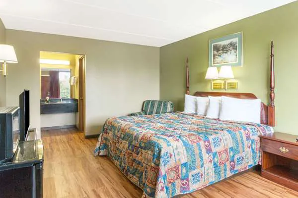 Super 8 by Wyndham Kingsport /I-81 4