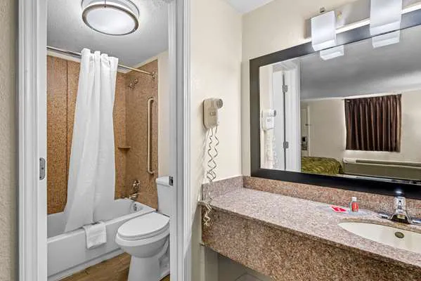 Econo Lodge 4