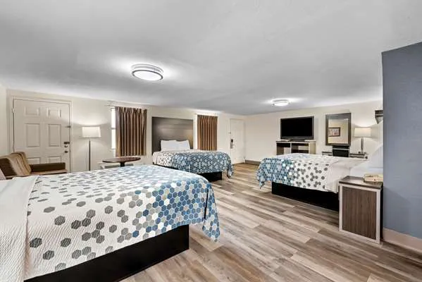Econo Lodge 4
