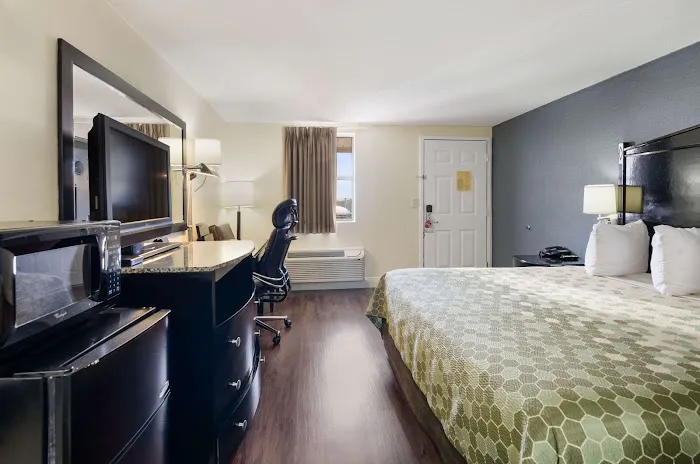 Econo Lodge 4
