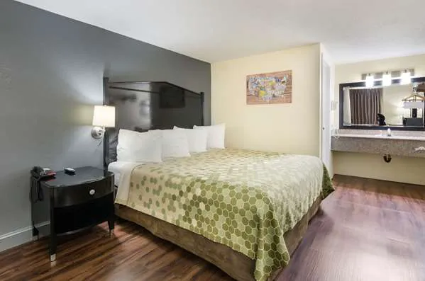 Econo Lodge 4