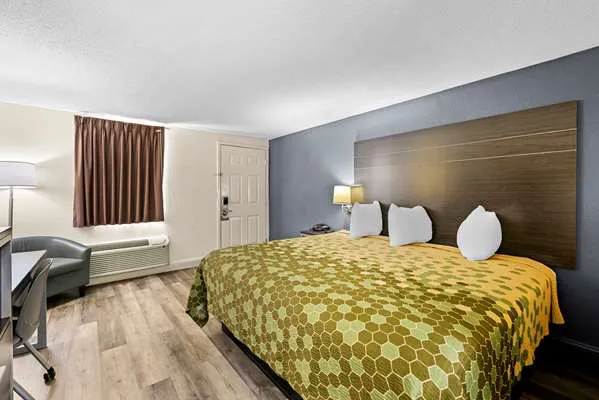 Econo Lodge 4