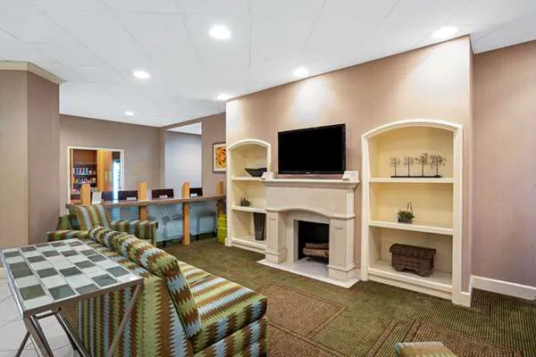 La Quinta Inn & Suites by Wyndham Kingsport TriCities Airpt 4