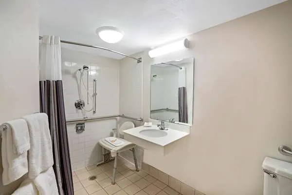 La Quinta Inn & Suites by Wyndham Kingsport TriCities Airpt 4